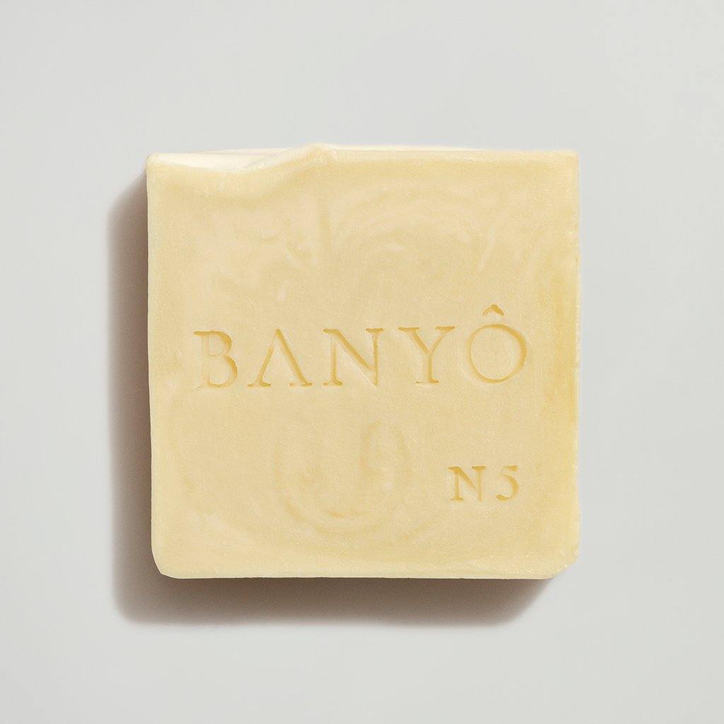 Handgemachte
Eselsmilch Seife von
BANYÔ, Vorderansicht
mit BANYÔ-Logo.