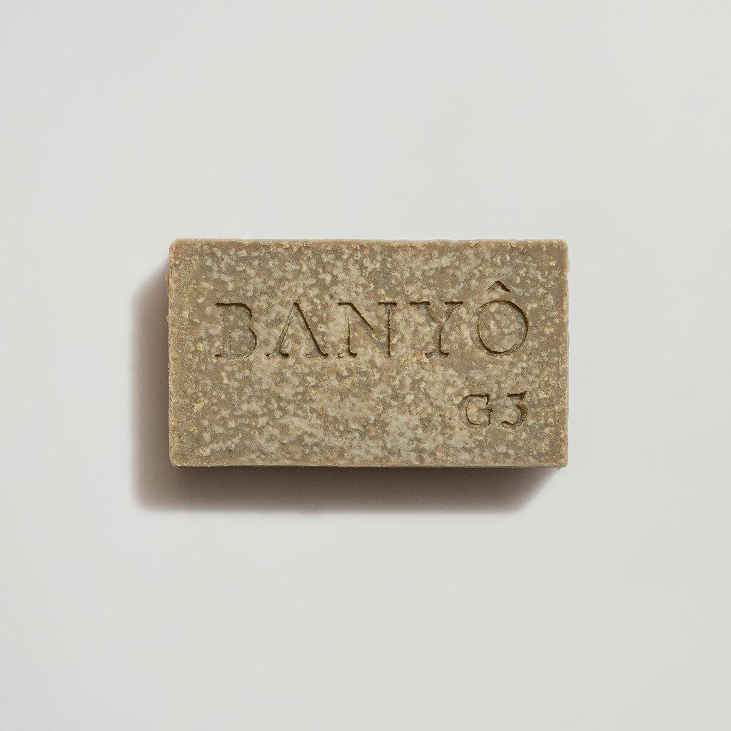 Produktbild der handgemachten Schwefelseife von BANYÔ, Vorderansicht.