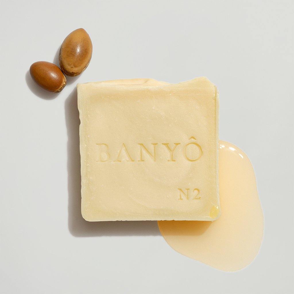 Handgemachte Argan
Seife von BANYÔ,
dekorativ mit Arganöl und Argankernen.